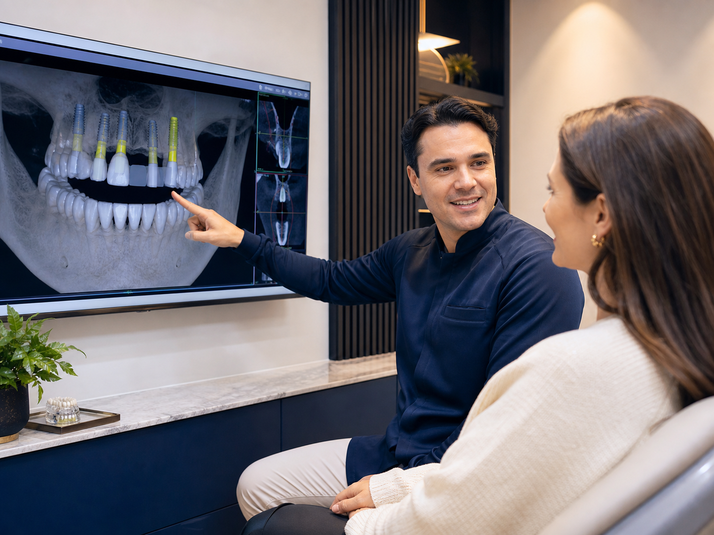 Dentista explicando o planejamento do implante em uma imagem digital