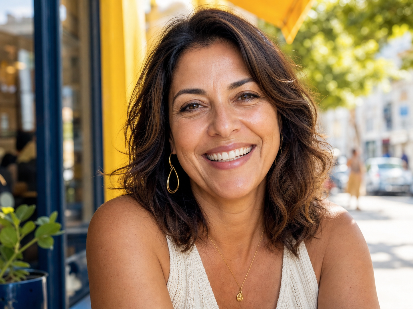 Mulher sorrindo com confiança e naturalidade